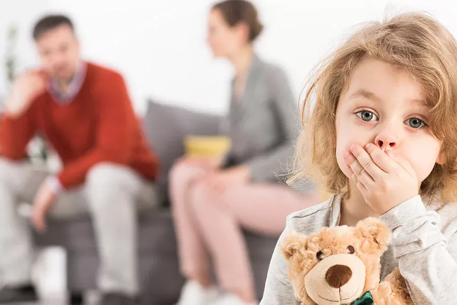 Collocamento alternato: il minore resta in casa e i genitori si alternano.