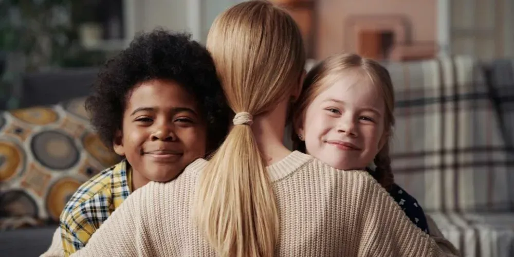 Sentenza 33/25 Corte Costituzionale: si alle adozioni internazionali per i single